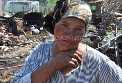 Огнен ад! Баба влезе в горящ обор, за да спасява крави и телета, оцеля по чудо