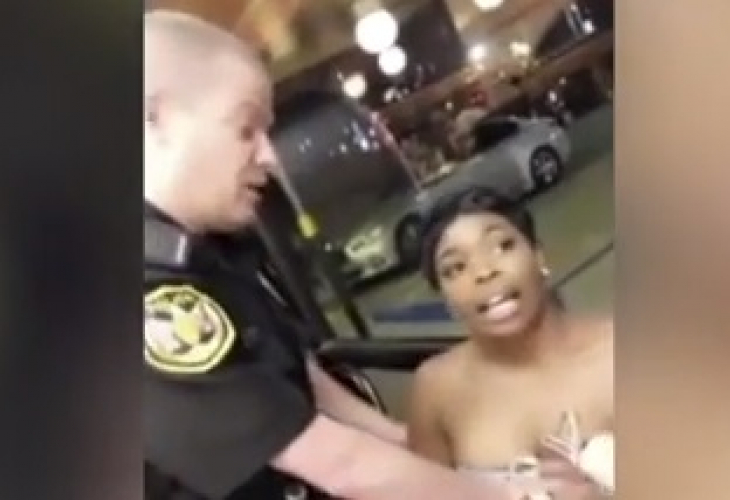 Гърдите на американка изскочиха напълно по време на арест (ВИДЕО 18+)