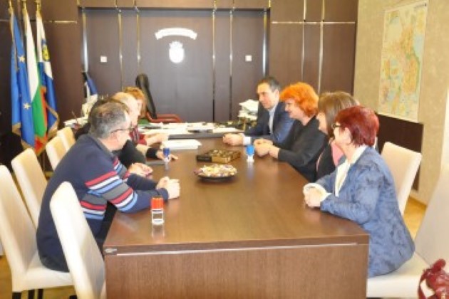 Бургас: Кметът Димитър Николов и представители на учителските синдикати в Бургас подписаха споразумение към Колективния трудов договор в сферата на образованието