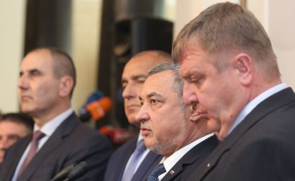 Борисов безмълвен за преговорите с патриотите, изниза се през страничен вход на парламента!