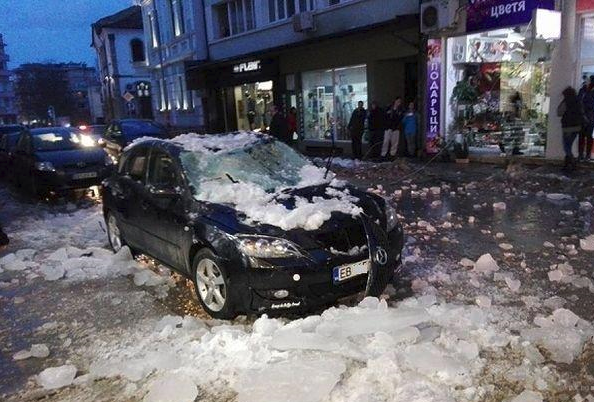 Леден блок от покрива на сграда се срути върху кола (СНИМКИ)