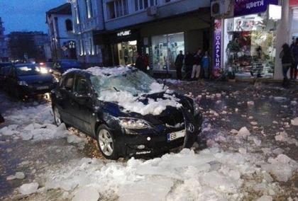 Леден блок от покрива на сграда се срути върху кола (СНИМКИ)