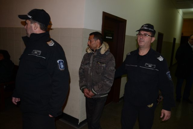Подсъдим за изнасилване на дъщеря си поиска нов адвокат