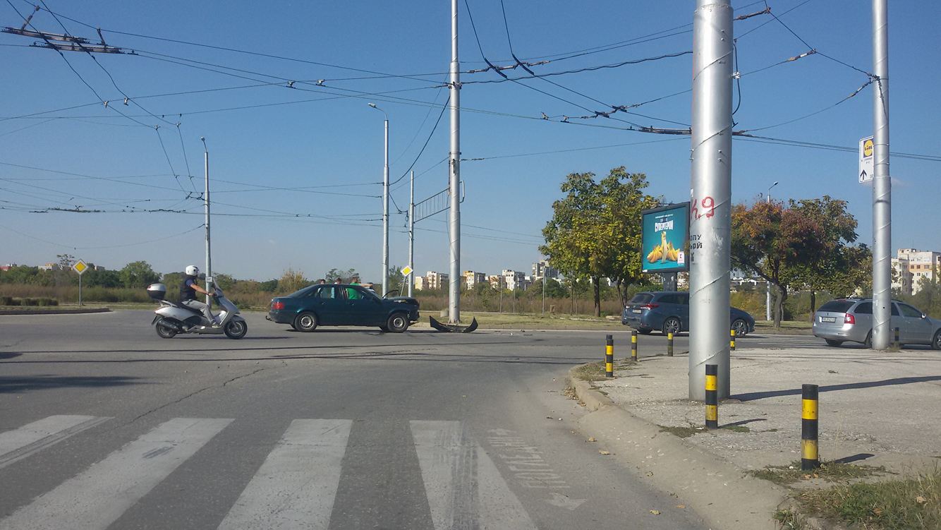 СНИМКИ: Ауди се размаза в Тойота на кръгово в Тракия