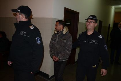 Подсъдим за изнасилване на дъщеря си поиска нов адвокат