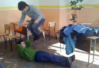Брутално ВИДЕО 18+! Ритат, бият и скачат върху ученик в класната стая!