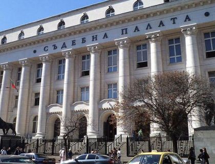 Наказват прокурори за ракии в работно време