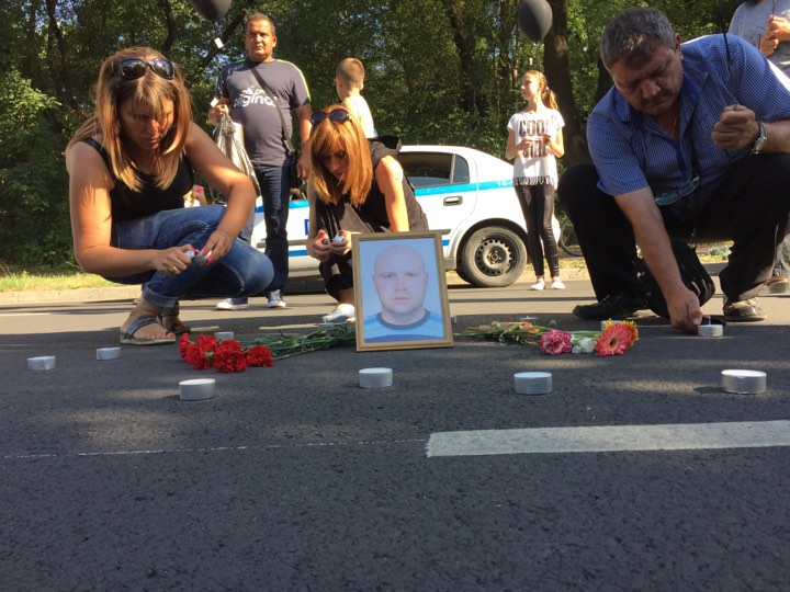 Свещи, цветя и дечица със снимки на загиналия си баща натъжиха пловдивски булевард (СНИМКИ/ВИДЕО)