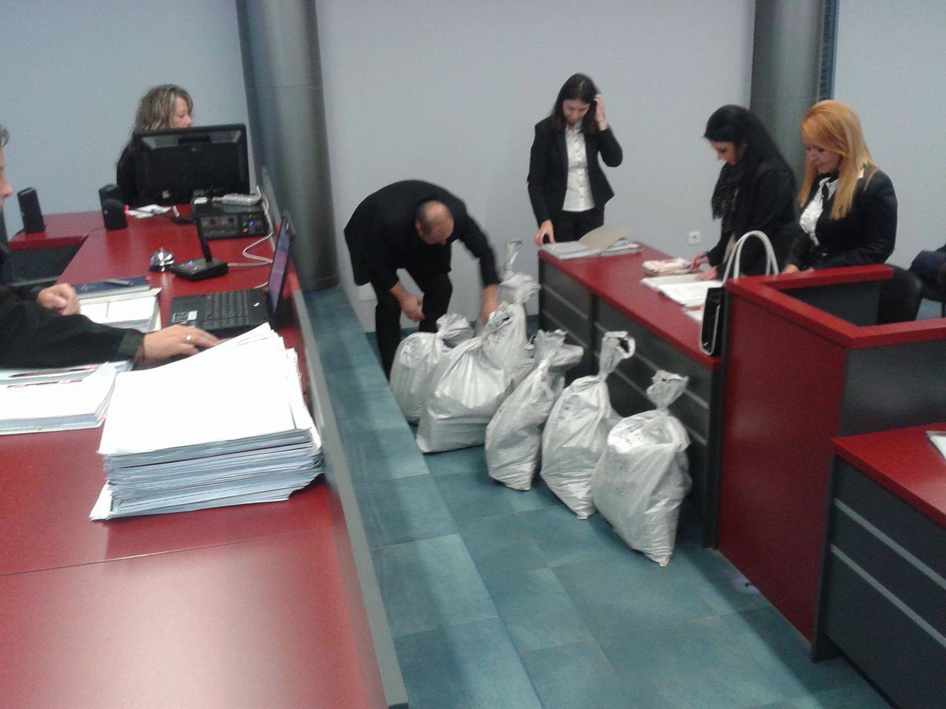 4 часа адвоката на ВМРО търси под вола теле. В крайна сметка призна, че бюлетините отговарят на протоколите!