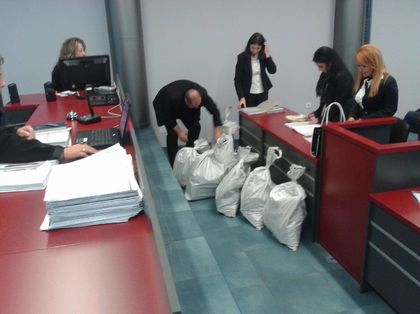 4 часа адвоката на ВМРО търси под вола теле. В крайна сметка призна, че бюлетините отговарят на протоколите!