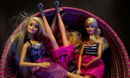 Барби свят! Рускини на бунт срещу забраната на куклата