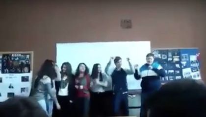Деветокласници въртят гюбеци с госпожата в пловдивска гимназия (ВИДЕО)