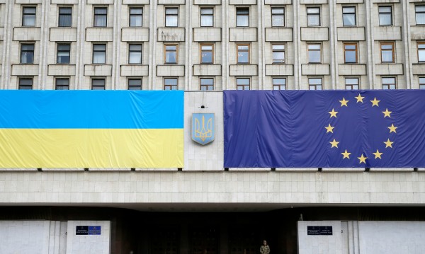 Украйна се изпокара със съседите, рискува да пострада