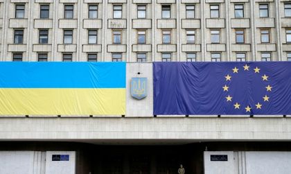 Украйна се изпокара със съседите, рискува да пострада
