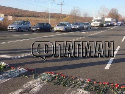 Съпричастност ли? Безсрамни шофьори нагазиха карамфилите в памет на 16-годишния Костадин (СНИМКИ)