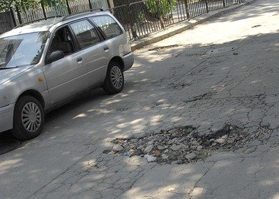 Районни кметове: Дупките в Пловдив зейнаха, нямаме пари да ги запълним
