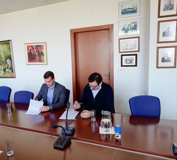 Изпълнителният директор на ИАНМСП, д-р Бойко Таков подписа споразумение за сътрудничество с Висшето училище по застраховане и финанси