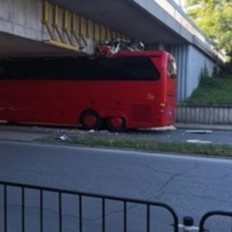 „24 Вести“(Македония): Македонски автобус остана без покрив в Пловдив