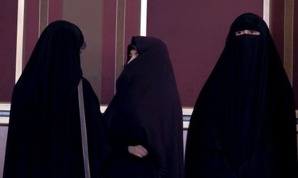 Край с бурките в Австрия, спират от продажба Корана