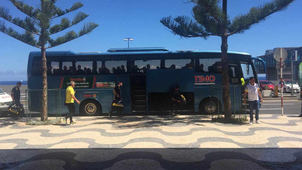 Автобус и полицейски ескорт за отбора на Ботев в Мадейра ВИДЕО