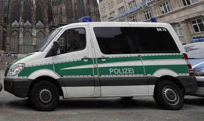 Въоръжен мъж се барикадира в кафене в германски град