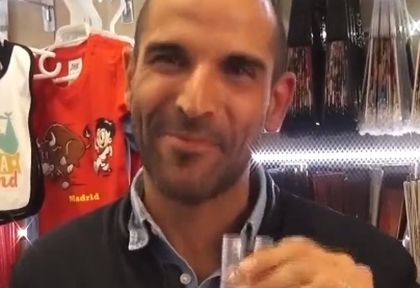 Експеримент: Как реагират испанците, когато пробват за пръв път домашна сливова (ВИДЕО)