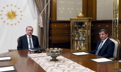 Давутоглу се отказва от лидерския пост в партията