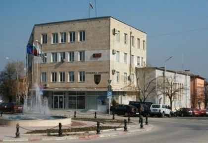 Край сградата на Община Петрич почерня от полиция, ето какво се случва
