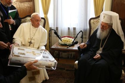 /СНИМКИ/Патриарх Неофит и папа Франциск си размениха дарове