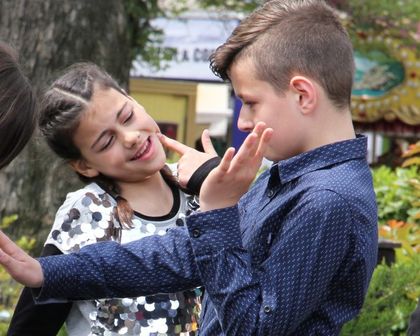 Стотици деца пяха за Великден на Главната СНИМКИ