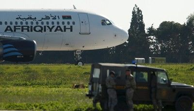 Похитителят на либийския самолет в Малта поставя условия, за да пусне заложниците (видео)