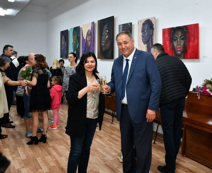 Областният управител откри изложба на млада художничка в Исперих