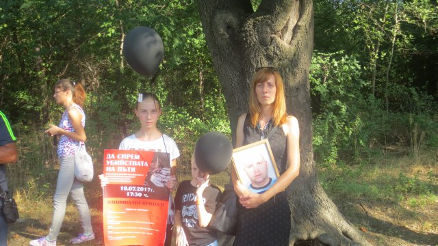 С черни балони пловдивчани протестираха срещу войната на пътя СНИМКИ и ВИДЕО