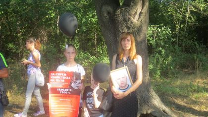 С черни балони пловдивчани протестираха срещу войната на пътя СНИМКИ
