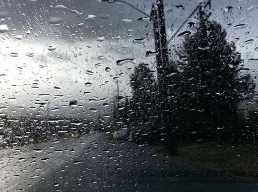 Дъжд, студ и вятър помрачават ваканцията, по планините пада сняг