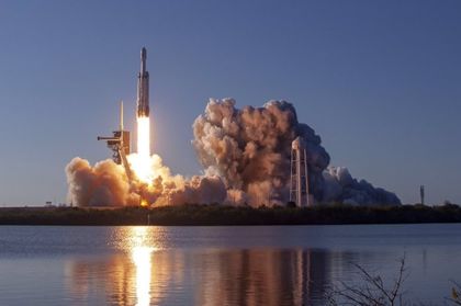 100% успех: SpaceX приземи и трите бустера на Falcon Heavy