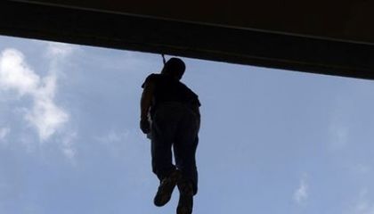 Отказаха помощ на изпаднал в депресия мъж и той се обеси