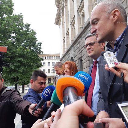 Европейски избори 2019: Тома Биков: Когато президентът Радев говори за офшорни сметки, трябва да спомене и Елена Йончева, която е получавала заплата по 12 500 лв. през такива сметки
