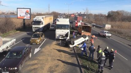 Тежка катастрофа: Кола навлезе в насрещното и се блъсна в два камиона, мъж е с опасност за живота (СНИМКИ)