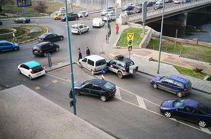 Катастрофа затапи кръговото на Водната палата, коли карат в насрещното (СНИМКИ)
