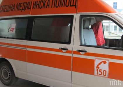 ДОКОГА? Ново нападение! Побеснял гамен пробва да набие лекари, потроши линейката