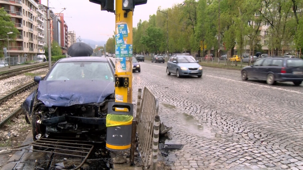 Шофьорка с над 3 промила се размаза на кръстовище в София по обяд (СНИМКИ/ВИДЕО)