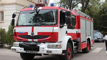 Пожар унищожи покрив на общинска сграда в Асеновград, няма пострадали