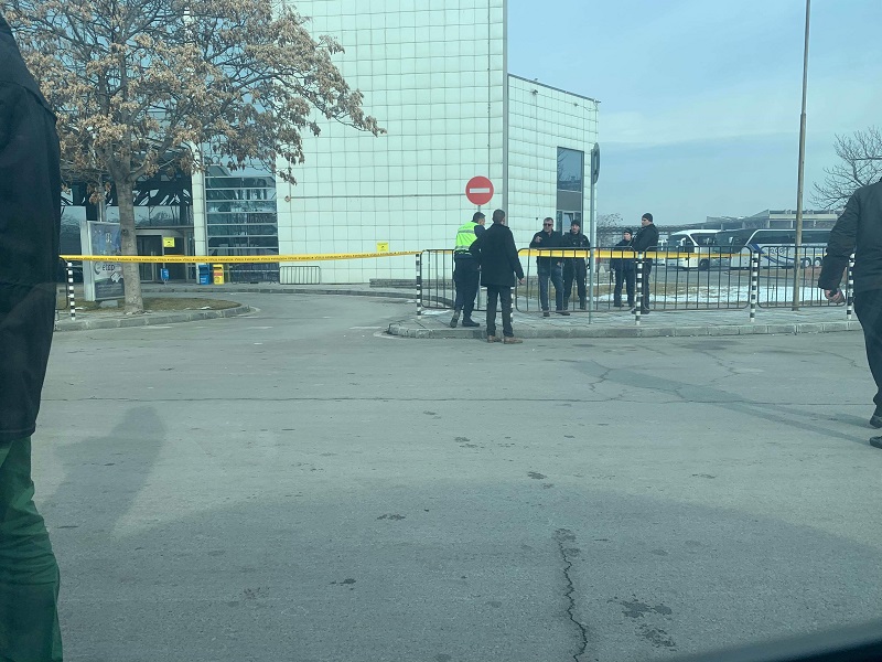 София: В района на Централна гара тече проверка на полицията по сигнал за съмнителни вещи
