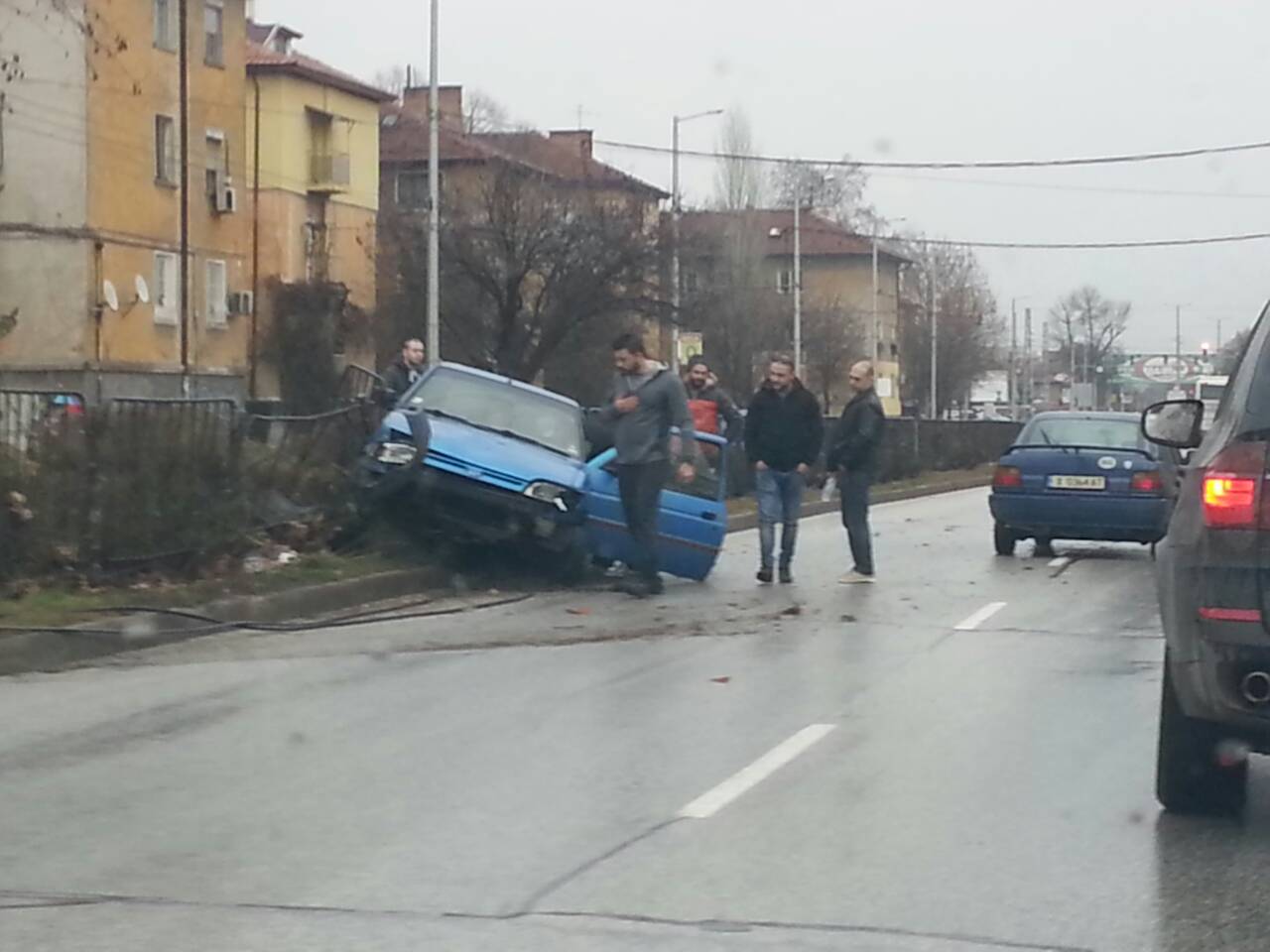 Кола мина през мантинела на пловдивски булевард СНИМКИ