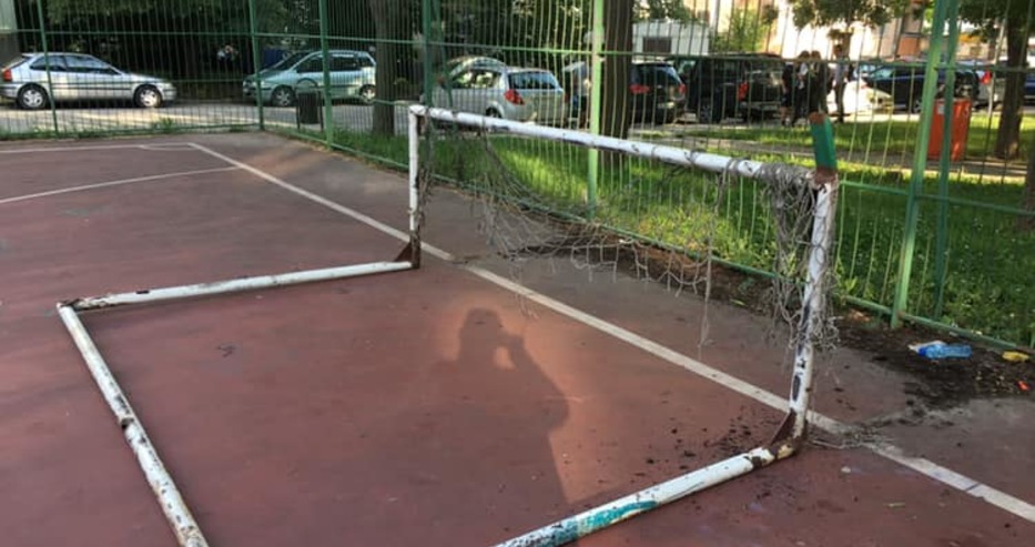 Футболна врата падна на игрище във Варна! Цяло чудо е, че няма пострадали