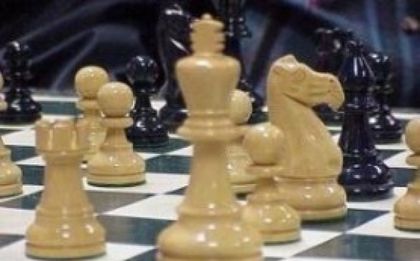 Карякин надви Карлсен, поведе за шахматната корона