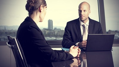 На интервю за работа: Гледайте шефа право в очите