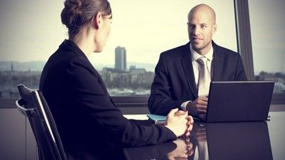 На интервю за работа: Гледайте шефа право в очите