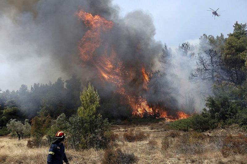 Евакуираха стотици туристи от гръцки остров заради огнена стихия